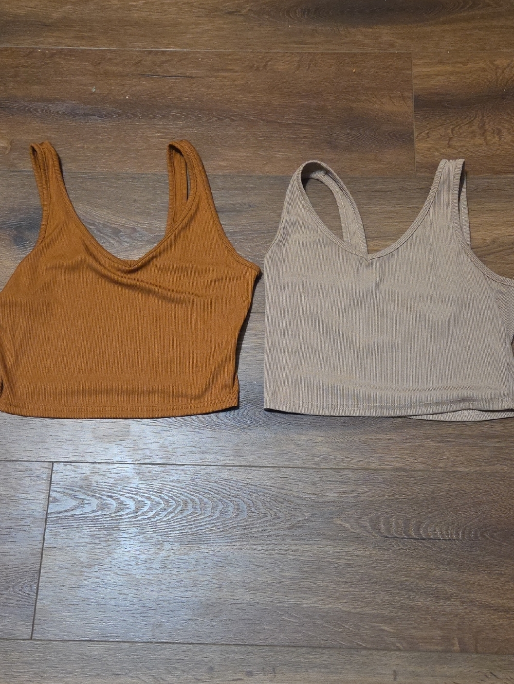 no name brand 2 camisoles orange and tan Large